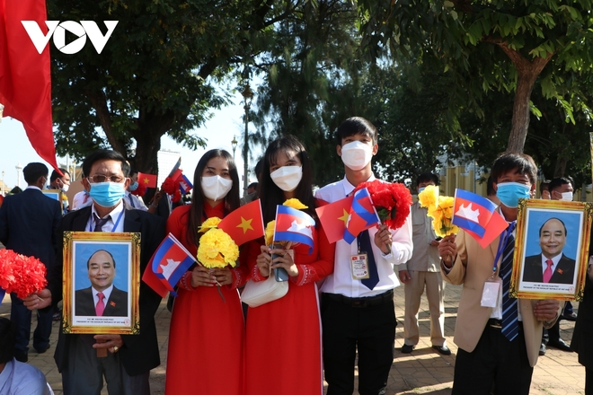 Chủ tịch nước Nguyễn Xuân Phúc được chào đón nồng nhiệt tại Thủ đô Phnom Penh - Ảnh 3.