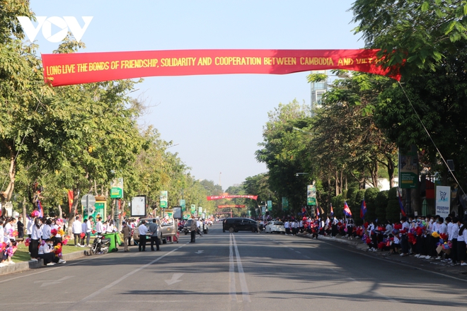 Chủ tịch nước Nguyễn Xuân Phúc được chào đón nồng nhiệt tại Thủ đô Phnom Penh - Ảnh 5.