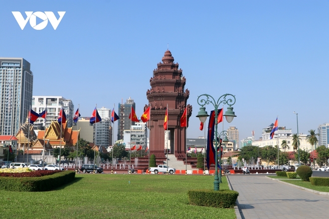 Chủ tịch nước Nguyễn Xuân Phúc được chào đón nồng nhiệt tại Thủ đô Phnom Penh - Ảnh 6.