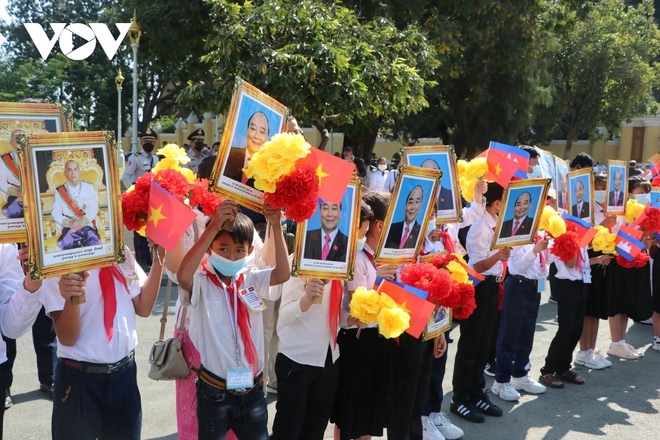 Chủ tịch nước Nguyễn Xuân Phúc được chào đón nồng nhiệt tại Thủ đô Phnom Penh - Ảnh 7.