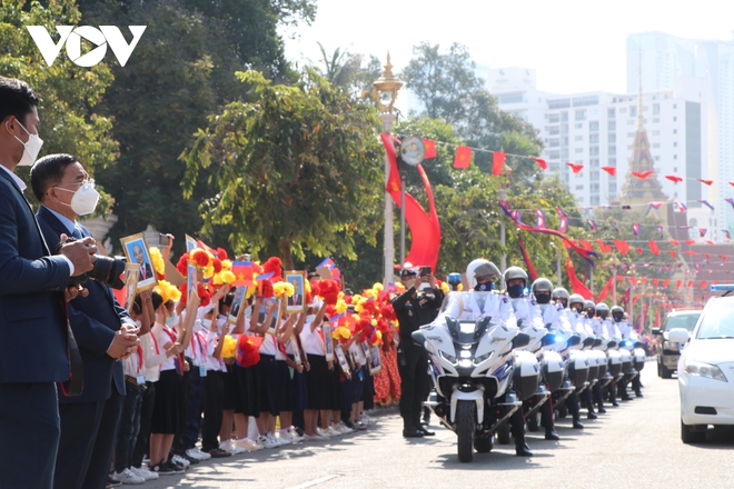 Chủ tịch nước Nguyễn Xuân Phúc được chào đón nồng nhiệt tại Thủ đô Phnom Penh - Ảnh 8.