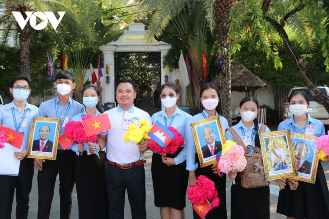 Chủ tịch nước Nguyễn Xuân Phúc được chào đón nồng nhiệt tại Thủ đô Phnom Penh - Ảnh 9.