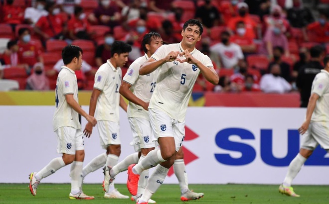 Trung vệ Elias Dolah (số 5) ăn mừng bàn mở tỷ số trong trận Thái Lan thắng Singapore 2-0 ngày 18/12 (Ảnh: FAT)