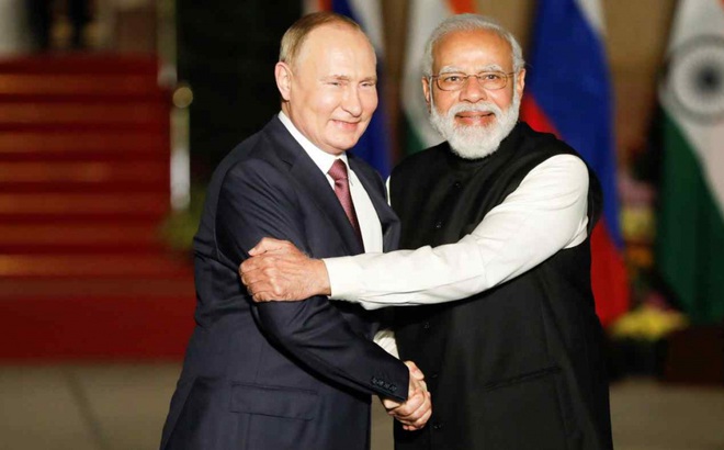 Tổng thống Nga Putin bắt tay Thủ tướng Ấn Độ Modi trong cuộc gặp tại New Delhi ngày 6/12. Ảnh: Reuters