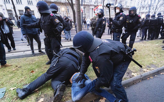 Cảnh sát bắt một người trong biểu tình phản đối biện pháp phòng chống COVID-19 ở Vienna, Áo ngày 11/12/2021. Ảnh: AP