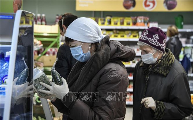 gười dân đeo khẩu trang phòng lây nhiễm COVID-19 tại Moskva, Nga. Ảnh minh họa: AFP/TTXVN