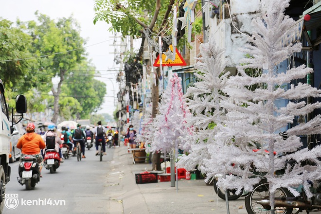 Cảnh vắng lặng chưa từng có của xóm đạo lớn nhất Sài Gòn trước thềm Noel: Năm nay buồn lắm, người nhà mất hết rồi, có còn ai nữa đâu… - Ảnh 24.