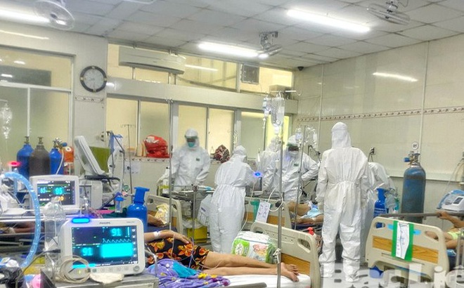 Nhân viên y tế Bệnh viện Nguyễn Tri Phương tham gia điều trị bệnh nhân Covid-19 tại Trung tâm Y tế TX. Giá Rai, tỉnh Bạc Liêu.