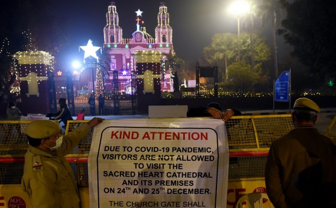 Cảnh sát tại thủ đô New Delhi dựng các hàng rào hạn chế việc tụ tập đông người bên ngoài 1 nhà thờ tại thành phố trước đêm Giáng sinh. Ảnh: ANI