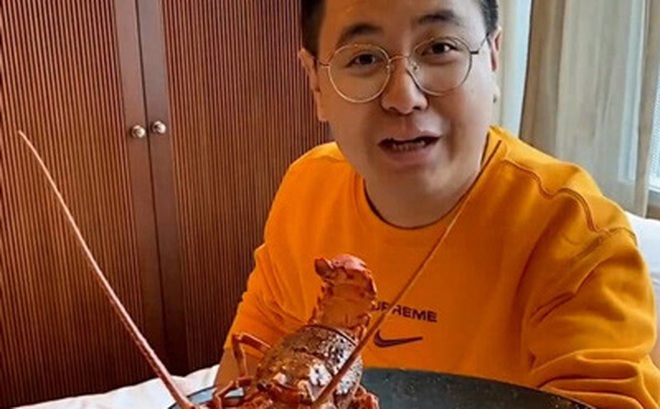 Blogger “Ăn cho Bắc Kinh phá sản” khoe cảnh ăn tôm hùm trong khách sạn sang chảnh. Ảnh: THE NEW YORK TIMES