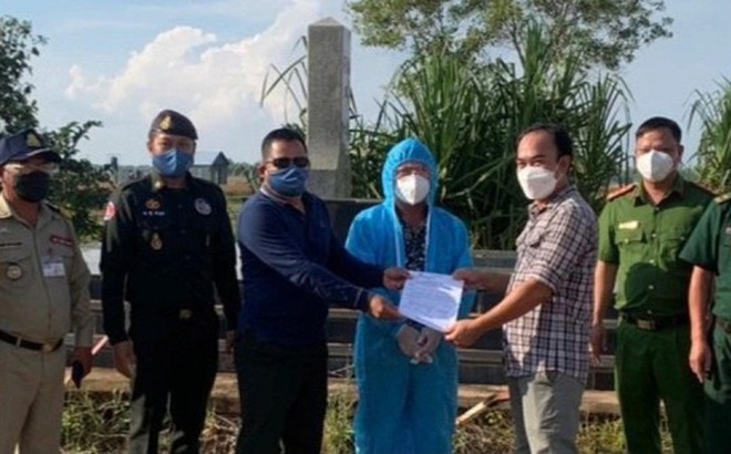 Cảnh sát Campuchia hoàn tất thủ tục dẫn giải Lý Văn Tư về Việt Nam. Ảnh: CA Tây Ninh.