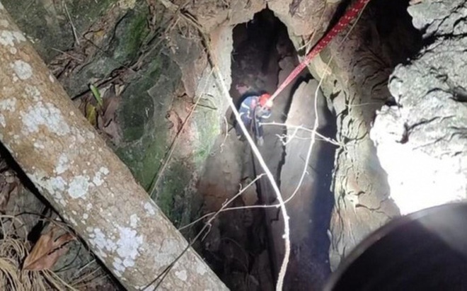 Lực lượng Cảnh sát PCCC&CNCH Công an tỉnh Cao Bằng phải đu dây xuống hang sâu hơn 50m để tìm thi thể nạn nhân tự tử