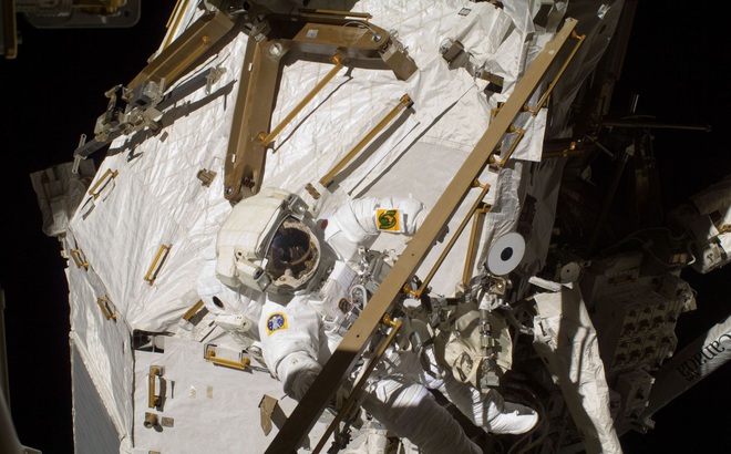 Nhà du hành làm việc bên ngoài ISS. Ảnh: NASA