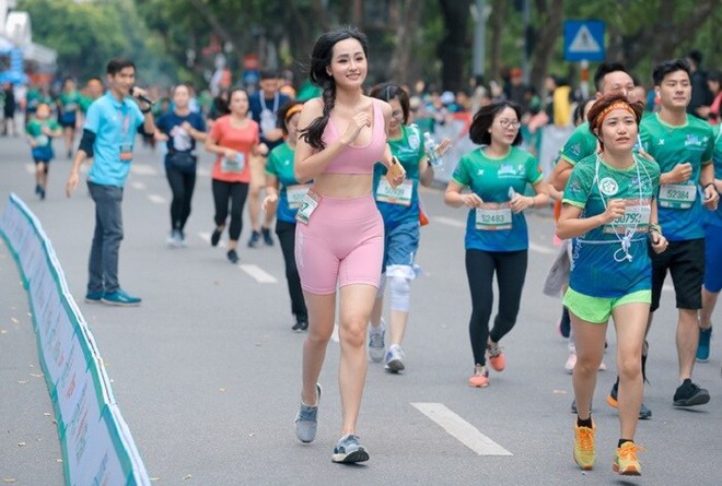 Không phải Mai Phương Thúy, đây mới là Hoa hậu cao nhất Việt Nam - Ảnh 2.