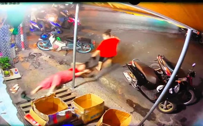 CLIP: Giang hồ ở Tiền Giang lộng hành, đánh đập dã man 1 phụ nữ - Ảnh 3.