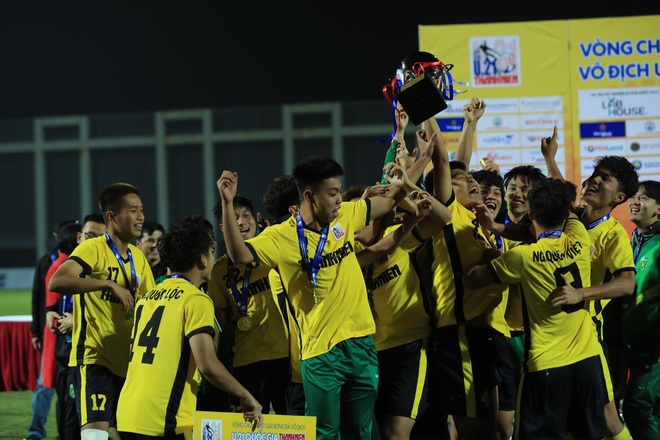 Chùm ảnh: U21 Học viện Nutifood JMG vỡ oà ăn mừng “kỳ tích” vô địch giải U21 quốc gia 2021 - Ảnh 12.