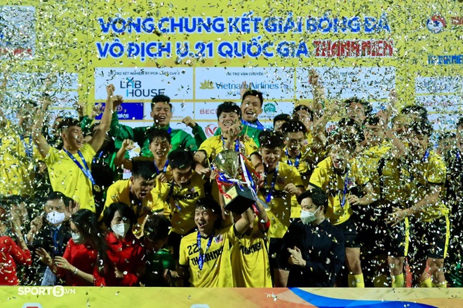 Chùm ảnh: U21 Học viện Nutifood JMG vỡ oà ăn mừng “kỳ tích” vô địch giải U21 quốc gia 2021 - Ảnh 14.