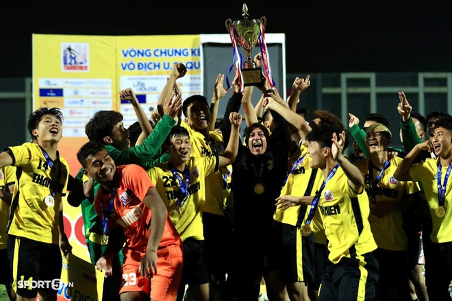 Chùm ảnh: U21 Học viện Nutifood JMG vỡ oà ăn mừng “kỳ tích” vô địch giải U21 quốc gia 2021 - Ảnh 15.