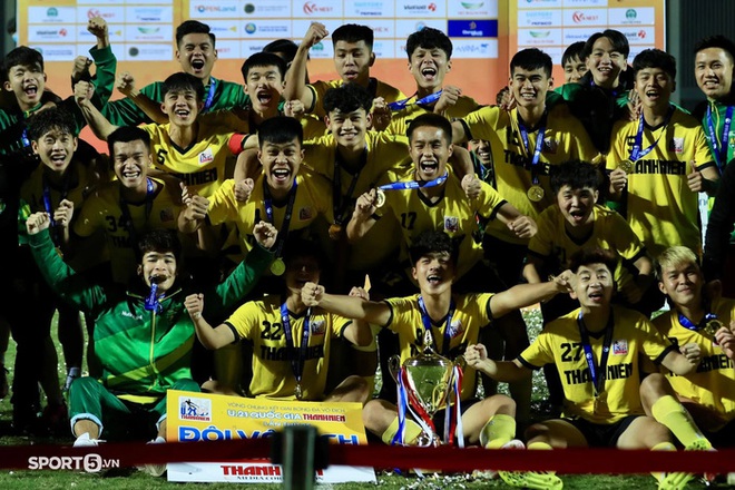 Chùm ảnh: U21 Học viện Nutifood JMG vỡ oà ăn mừng “kỳ tích” vô địch giải U21 quốc gia 2021 - Ảnh 17.
