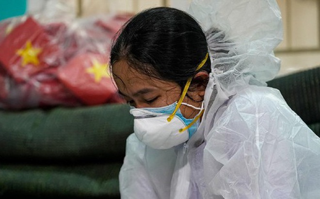 Nhân viên y tế kiệt sức trong cuộc chiến chống dịch COVID-19. Ảnh: Phạm Nguyễn