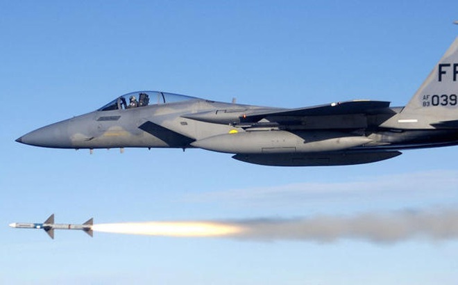 Chiến đấu cơ F-15 Eagle của Mỹ phóng tên lửa AIM-7 Sparrow. Ảnh: Business Insider