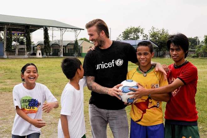 David Beckham nhận vinh dự đặc biệt, sánh vai Sir Alex Ferguson - Ảnh 1.