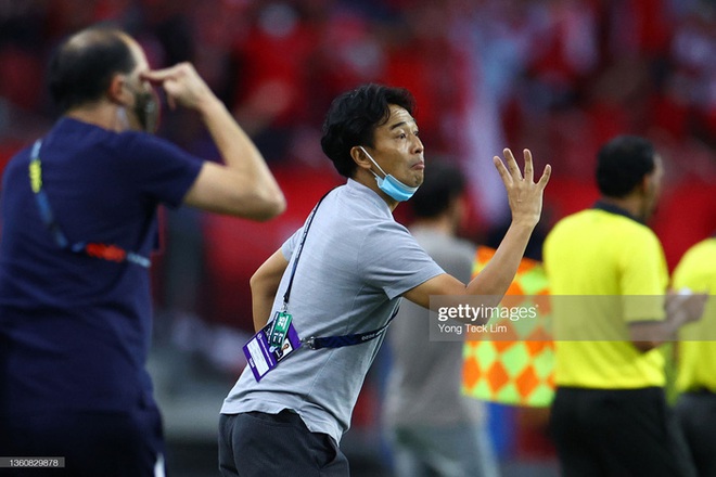 Cầu thủ Singapore ra tận sân bay tiễn HLV đã từ chức Yoshida về Nhật Bản - Ảnh 2.