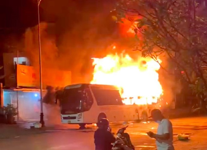 Sau tiếng nổ lớn, xe khách bất ngờ bốc cháy - Ảnh 1.