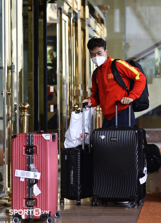 ĐT Việt Nam chật vật với hành lý, nhanh chóng nhận phòng khách sạn nghỉ ngơi - Ảnh 5.