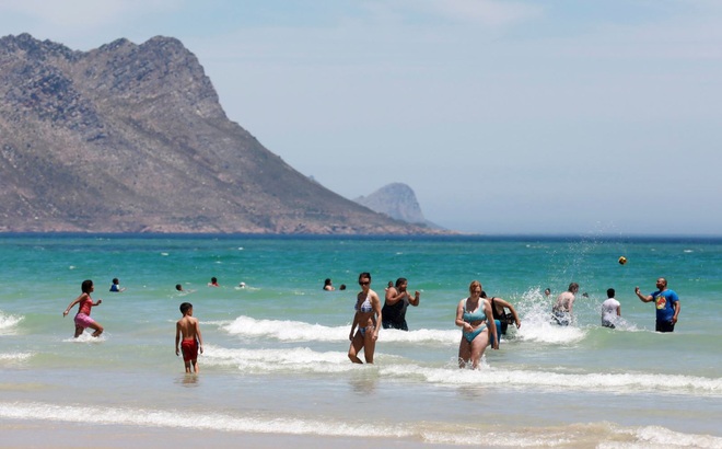 Người dân tản tắm biển tại Strand gần Cape Town, Nam Phi. Ảnh: AP
