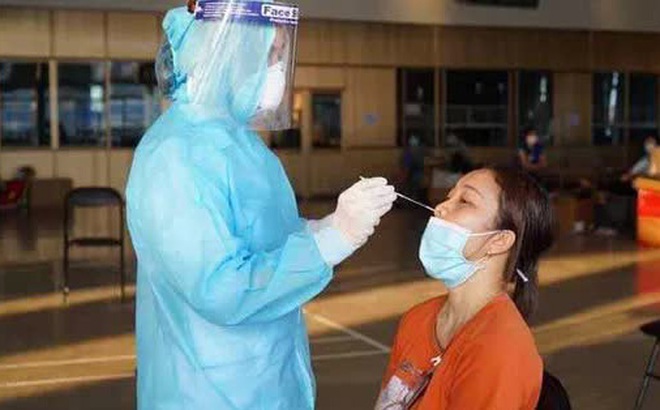 Lực lượng Y tế tỉnh Quảng Ninh lấy mẫu xét nghiệm