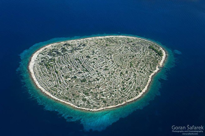 Lạc vào mê cung đảo dấu vân tay nổi tiếng của Croatia - Ảnh 2.