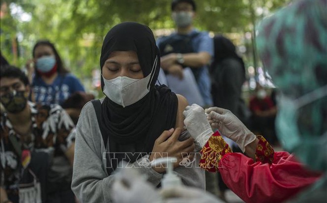 Nhân viên y tế tiêm vaccine ngừa COVID-19 cho người dân tại Surabaya, Indonesia. Ảnh: AFP/TTXVN