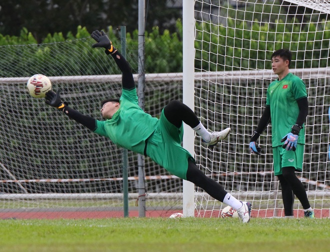 HLV Park Hang-seo véo má học trò, tuyển Việt Nam vã mồ hôi trở về khách sạn trước trận gặp tuyển Lào - Ảnh 10.