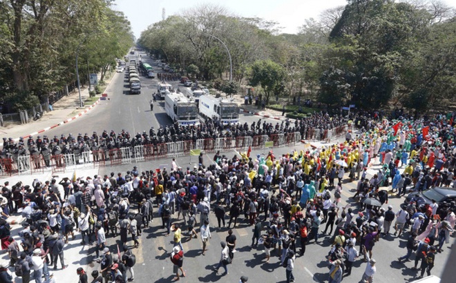 Người biểu tình tại Yangon. Ảnh: EPA-EFE