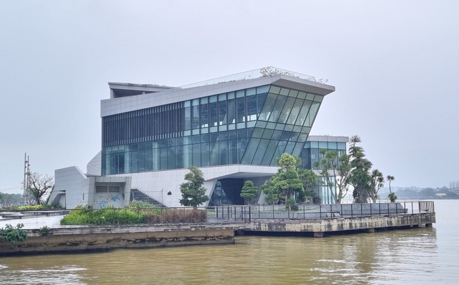 Dự án Nhà hàng và Bến du thuyền tại khu vực phía Nam Cảng sông Hàn với kiến trúc đẹp nhưng hiện đóng cửa im lìm.