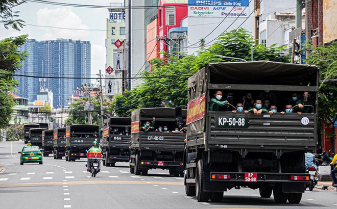 Đoàn xe của lực lượng Quân đội hỗ trợ Sài Gòn chống dịch Covid-19. Ảnh: Viết Thanh