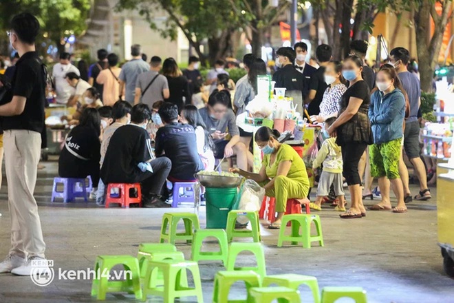 Vui thôi đừng vui quá: Phố đi bộ Nguyễn Huệ bỗng thành chợ đêm nhếch nhác, xe máy để tràn lan chắn lối đi - Ảnh 6.