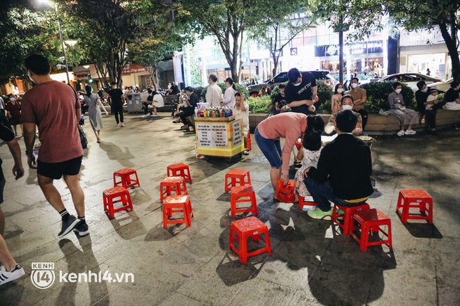 Vui thôi đừng vui quá: Phố đi bộ Nguyễn Huệ bỗng thành chợ đêm nhếch nhác, xe máy để tràn lan chắn lối đi - Ảnh 7.