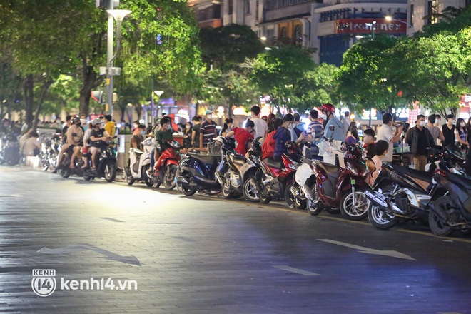 Vui thôi đừng vui quá: Phố đi bộ Nguyễn Huệ bỗng thành chợ đêm nhếch nhác, xe máy để tràn lan chắn lối đi - Ảnh 9.