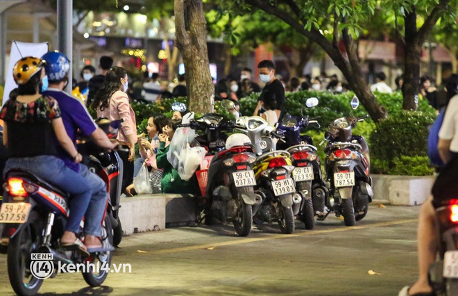 Vui thôi đừng vui quá: Phố đi bộ Nguyễn Huệ bỗng thành chợ đêm nhếch nhác, xe máy để tràn lan chắn lối đi - Ảnh 10.