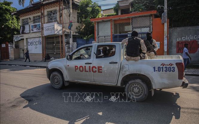 Cảnh sát có vũ trang Haiti tuần tra trên đường phố Port-au-Prince, ngày 18/10/2021. Ảnh minh họa: AFP/TTXVN