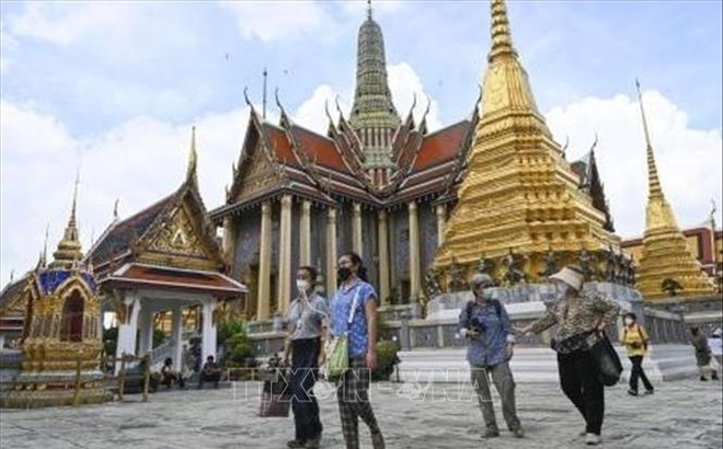 Người dân tham quan Cung điện Hoàng gia Thái Lan tại Bangkok. Ảnh: Kyodo/TTXVN