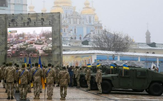 Binh lính Ukraine tập dượt cho lễ bàn giao các xe tăng và xe bọc thép ở Kiev. (Ảnh: Reuters)