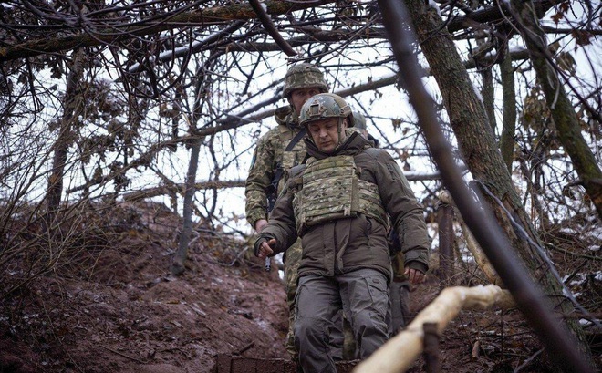 Tổng thống Ukraine Volodymyr Zelensky thị sát khu vực tiền tuyến ở Donetsk hôm đầu tuần này (Ảnh: EPA)