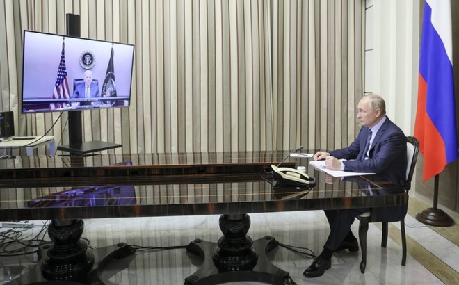 Tổng thống Nga V.Putin tại cuộc hội đàm trực tuyến với Tổng thống Mỹ J.Biden. (nguồn: Tass)