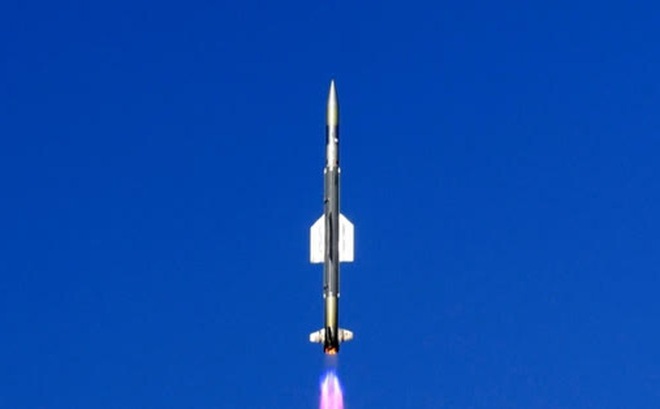 Tên lửa phòng không tầm ngắn được Ấn Độ thử nghiệm thành công tại Chandipur ngày 7/12. Ảnh: ANI