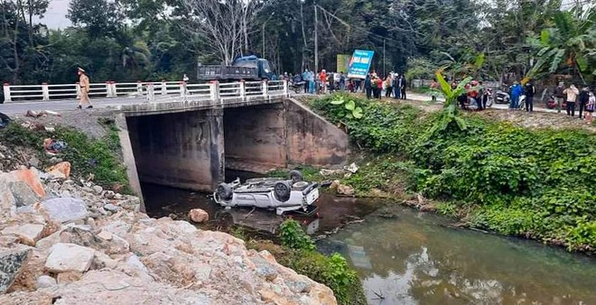 Xe bán tải lật ngửa dưới mương: 2 cán bộ thuế đã tử vong - Ảnh 1.