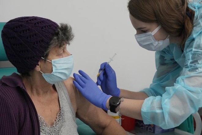 Ba Lan phải trả giá đắt khi nhiều người dân từ chối tiêm vaccine COVID-19 - Ảnh 4.