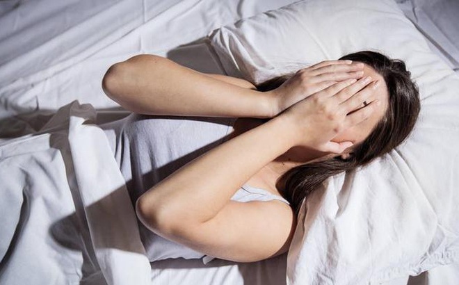 Nằm sai hướng có thể ảnh hưởng đến chất lượng giấc ngủ và ca sức khỏe. Ảnh: Sohu